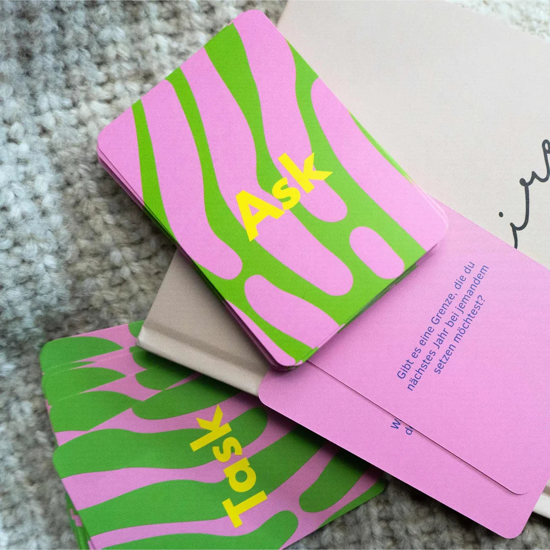 Finimi Ask & Task Birthday Edition Fragekarten in Pink-Grün mit Reflexionsfrage – originelles Geburtstagsgeschenk für Freundinnen, Kolleginnen und Lieblingsmenschen