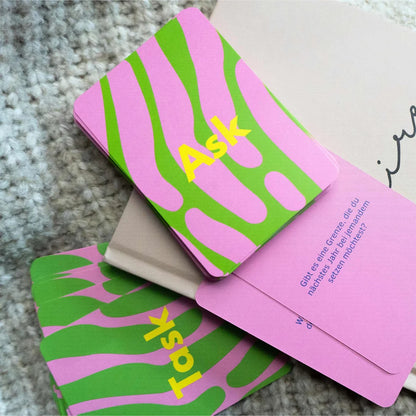 Finimi Ask & Task Birthday Edition Fragekarten in Pink-Grün mit Reflexionsfrage – originelles Geburtstagsgeschenk für Freundinnen, Kolleginnen und Lieblingsmenschen