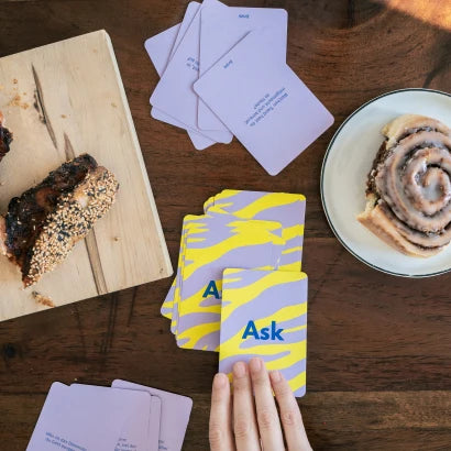 Finimi Ask & Task Friends Edition Karten bei gemütlichem Kaffeeklatsch – perfektes Mitbringsel zum Mädelsabend oder Spieleabend mit Freundinnen