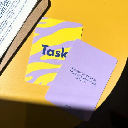 Finimi Ask & Task Friends Edition Task-Karte in Gelb-Lila – witziges Gesprächsspiel, ideal als Geschenk zum JGA oder Mädelsabend
