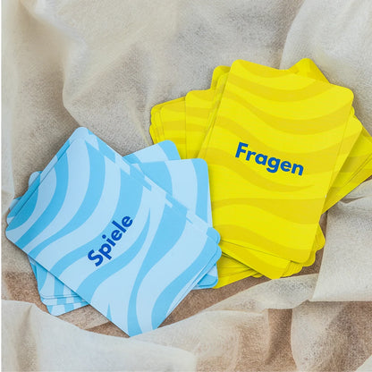 Finimi Ask & Task Kartenspiel mit blauen Spiele-Karten und gelben Fragen-Karten für Kinder – ideal als Geschenk zum Kindergeburtstag oder für gemeinsame Familienabende