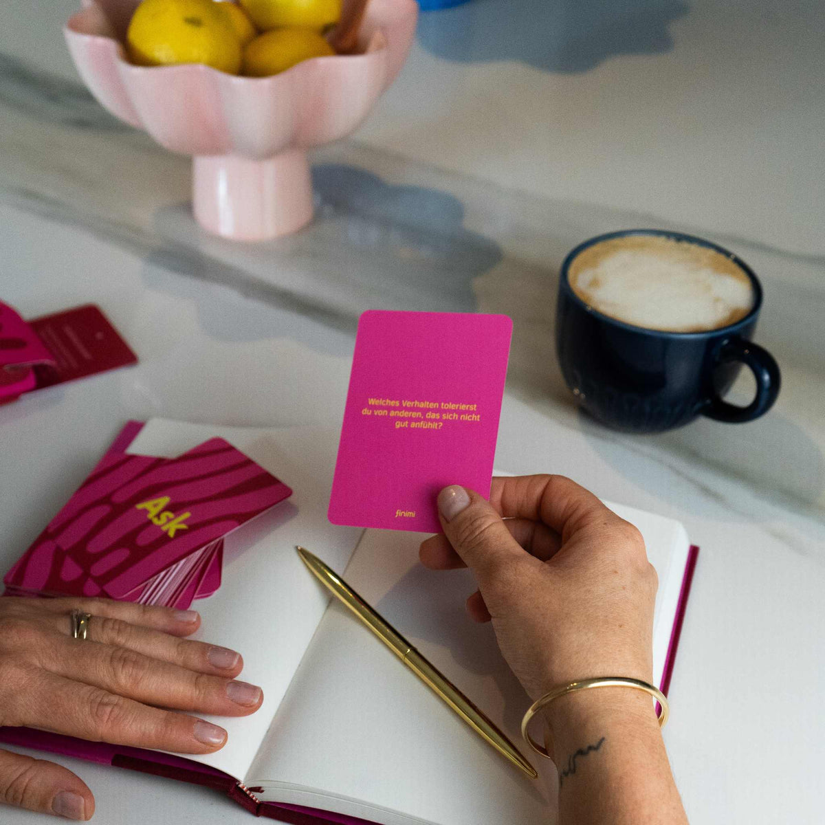 Finimi Ask & Task Selflove Edition Karte beim Journaling mit Kaffee – schönes Geschenk zu Weihnachten oder Muttertag für Me-Time und Selbstfürsorge