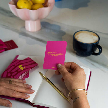Finimi Ask & Task Selflove Edition Karte beim Journaling mit Kaffee – schönes Geschenk zu Weihnachten oder Muttertag für Me-Time und Selbstfürsorge