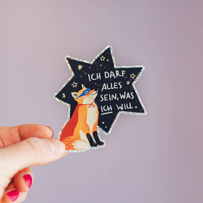 Glitzersticker 'Ich darf alles sein, was ich will' von Liesel's Wicht mit Fuchs-Motiv, in der Hand gehalten – originelle Geschenkidee für Kinder und Jugendliche