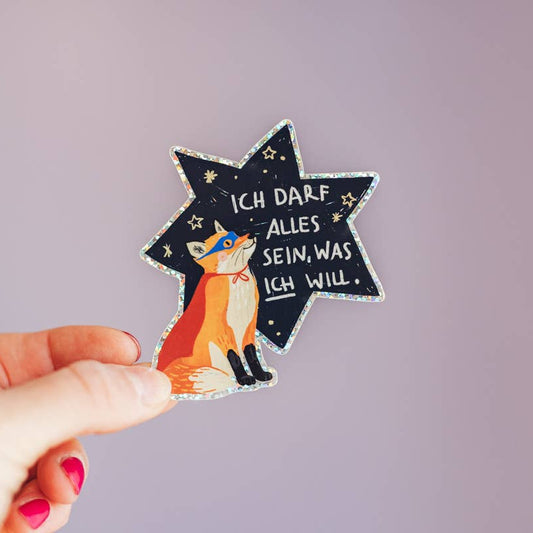 Glitzersticker 'Ich darf alles sein, was ich will' von Liesel's Wicht mit Fuchs-Motiv, in der Hand gehalten – originelle Geschenkidee für Kinder und Jugendliche