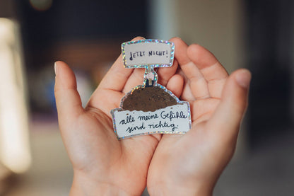 Glitzersticker 'Jetzt nicht! Alle meine Gefühle sind richtig' von Liesel's Wicht, in den Händen gehalten – einfühlsame Geschenkidee für Kinder