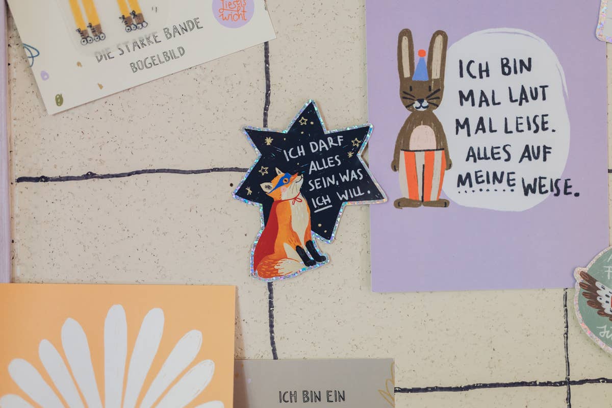 Verschiedene Glitzersticker von Liesel's Wicht mit sprüchen wie 'Ich darf alles sein, was ich will' und 'Die starke Bande' – vielfältige Geschenkideen für jeden Anlass