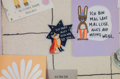 Verschiedene Glitzersticker von Liesel's Wicht mit sprüchen wie 'Ich darf alles sein, was ich will' und 'Die starke Bande' – vielfältige Geschenkideen für jeden Anlass