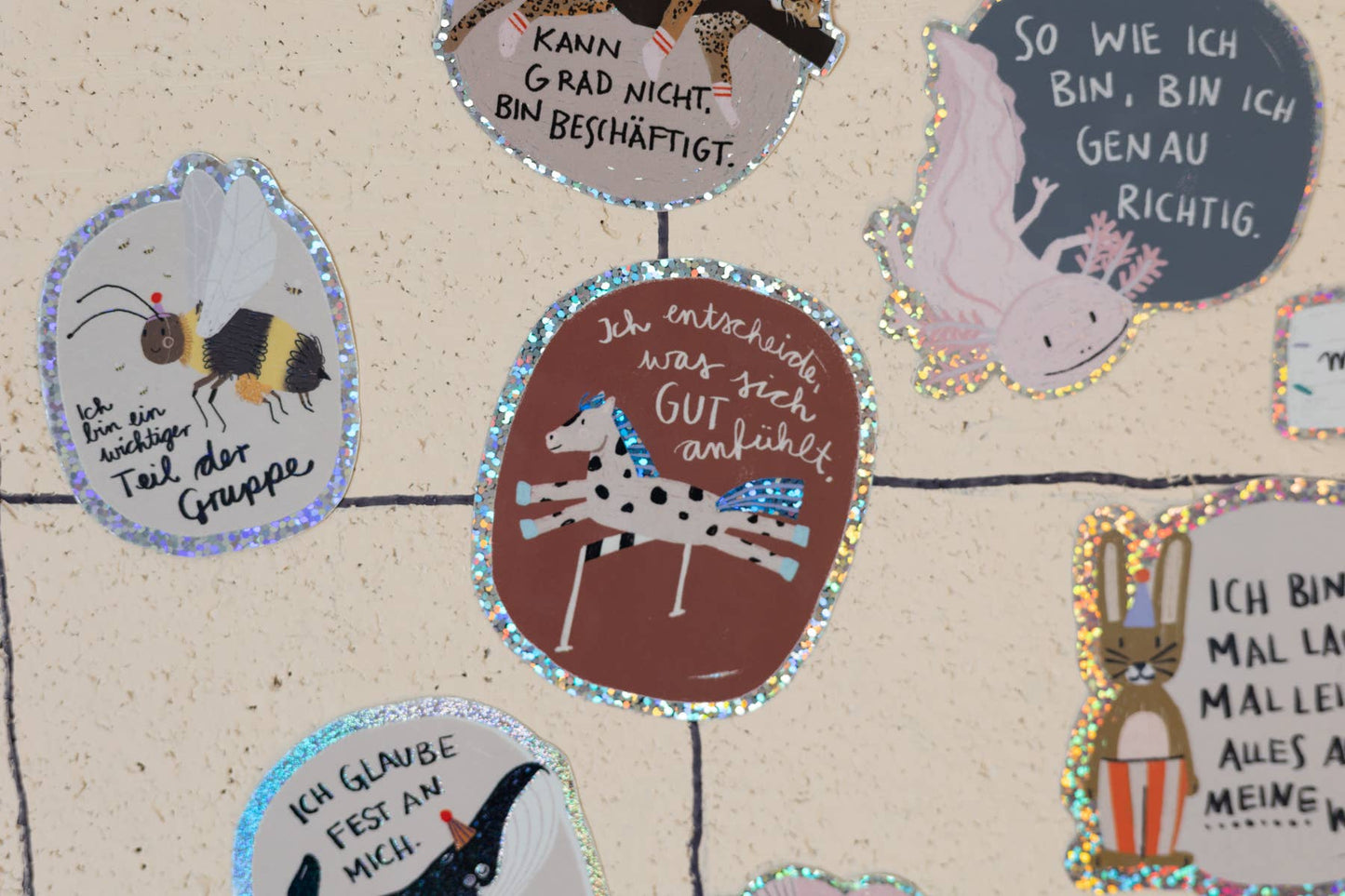 Verschiedene Glitzersticker von Liesel's Wicht mit Biene, Pferd, Axolotl und Hase sowie motivierenden Sprüchen – vielfältige Geschenkideen für jeden Anlass