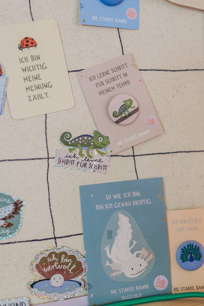 Postkarten und Anstecker der Reihe "Die starke Bande" von Liesel's Wicht mit bunten Tiermotiven und stärkenden Sprüchen