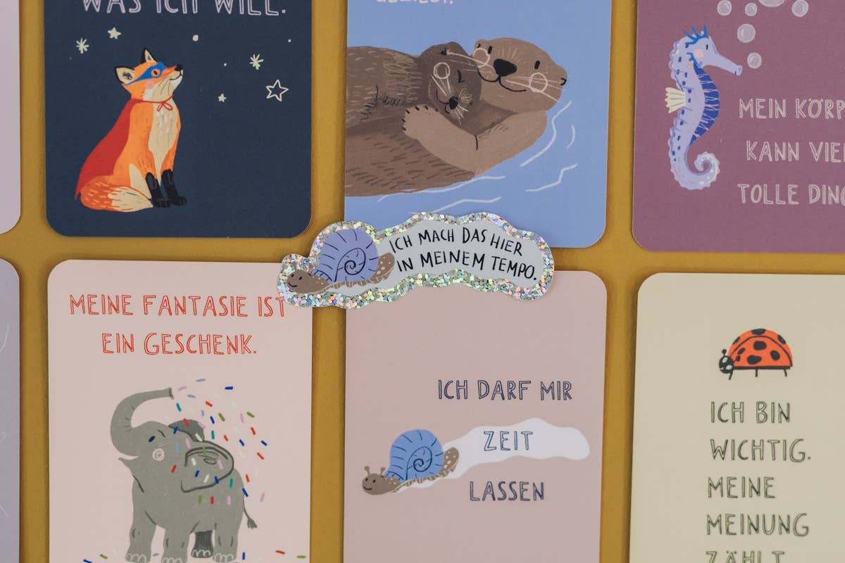 Postkarten und Glitzersticker von Liesel's Wicht mit bunten Tiermotiven und stärkenden Sprüchen – vielseitige Geschenkidee