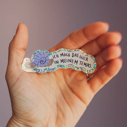 Glitzersticker 'Ich mach das hier in meinem Tempo' von Liesel's Wicht mit Schnecken-Motiv, in der Hand gehalten – für Brotdose und Trinkflasche