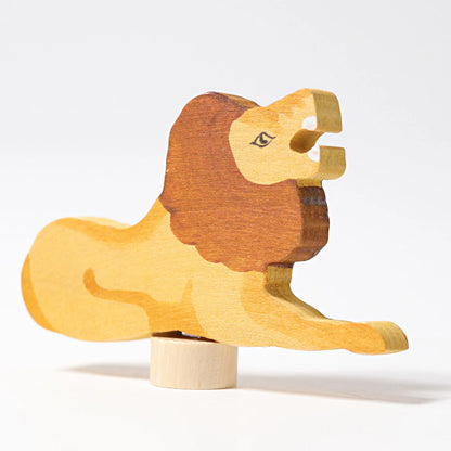 Steckfigur „Löwe" von Grimm's aus Holz – Waldorf Holzfigur als Geburtstagsdeko für Festtagsring, Geburtstagskranz und Kindergeburtstag