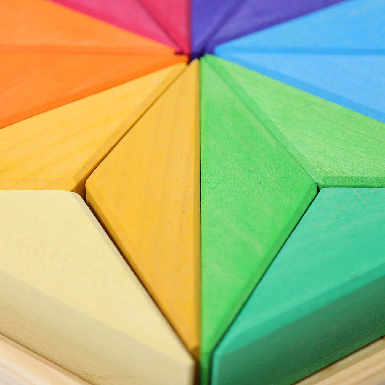 Nahaufnahme des Großen Komplementär Sterns aus Holz von Grimm's mit farbig lasierten Dreiecken in Regenbogenfarben