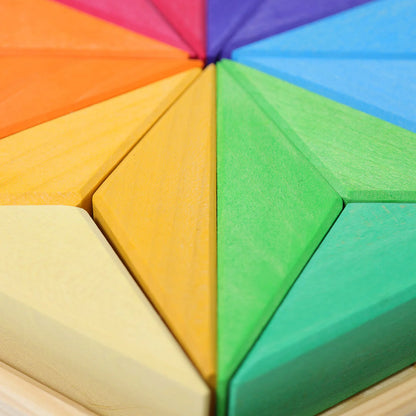 Nahaufnahme des Großen Komplementär Sterns aus Holz von Grimm's mit farbig lasierten Dreiecken in Regenbogenfarben