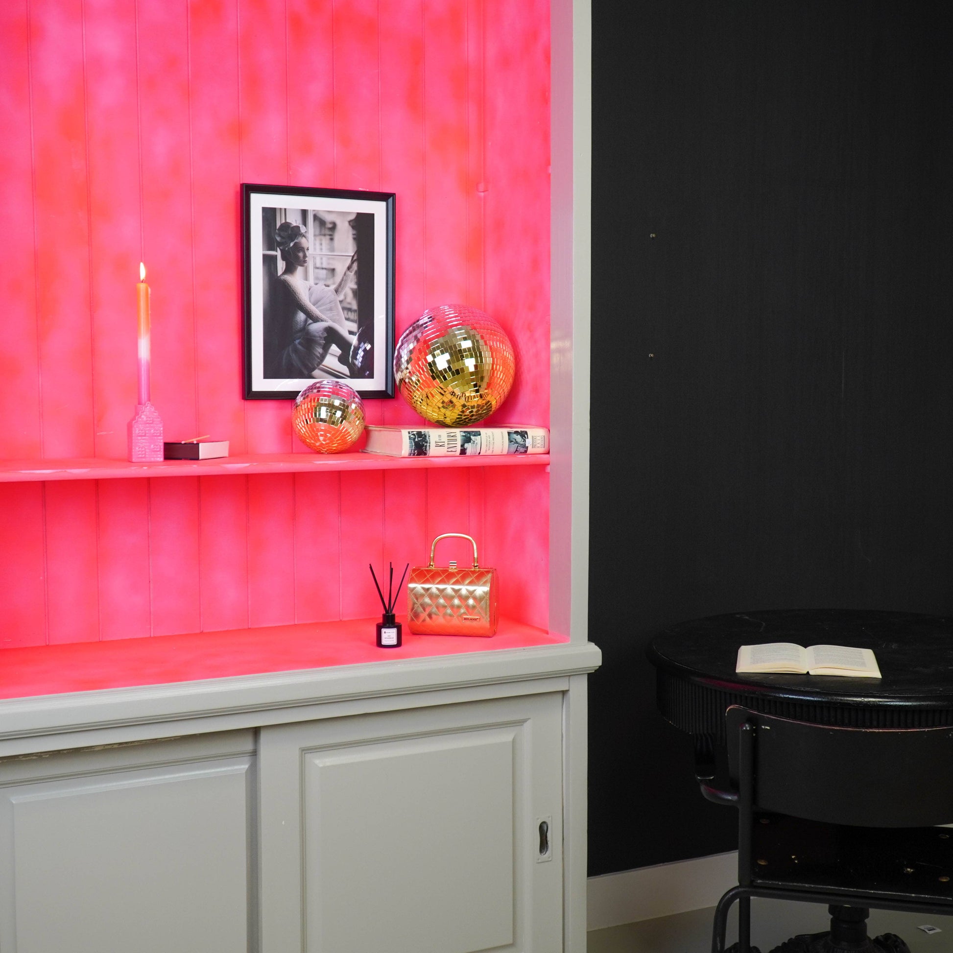 Discokugel „für gute Laune“ von House Vitamin (15 cm) in Rosé- und Goldtönen, in einer pinken Wandnische arrangiert mit Kerze, gerahmtem Foto, Raumduft-Diffuser und goldener Handtasche – funkelnder Hingucker als Wohnungsdeko und Geschenkidee