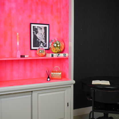Discokugel „für gute Laune“ von House Vitamin (15 cm) in Rosé- und Goldtönen, in einer pinken Wandnische arrangiert mit Kerze, gerahmtem Foto, Raumduft-Diffuser und goldener Handtasche – funkelnder Hingucker als Wohnungsdeko und Geschenkidee