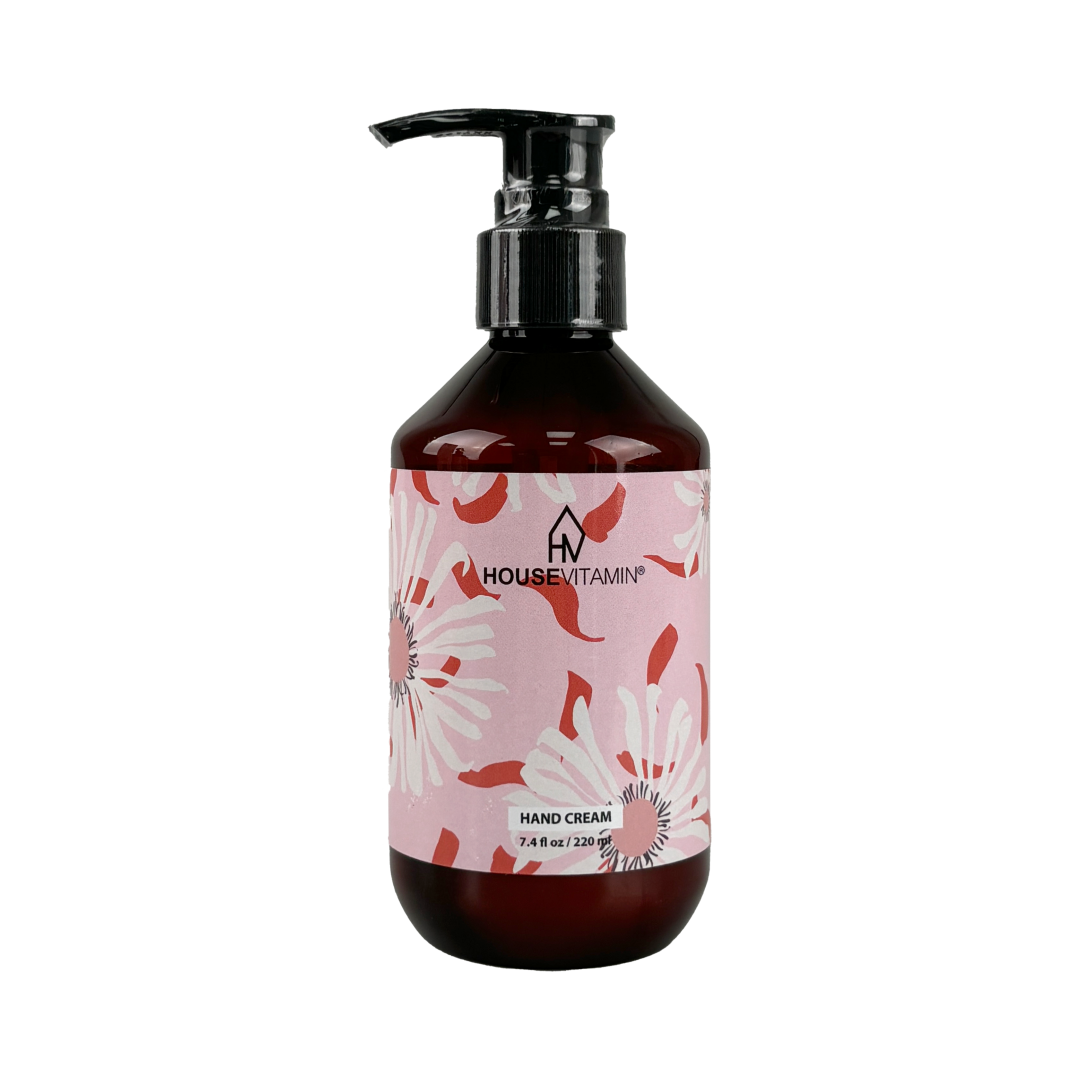 Handcreme „Pfingstrosenblüte" von House Vitamin, 200 ml, braune Pumpflasche Vorderseite mit floralem Design und Logo, freigestellt vor weißem Hintergrund – große pflegende Handcreme als schöne Geschenkidee