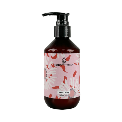 Handcreme „Pfingstrosenblüte" von House Vitamin, 200 ml, braune Pumpflasche Vorderseite mit floralem Design und Logo, freigestellt vor weißem Hintergrund – große pflegende Handcreme als schöne Geschenkidee