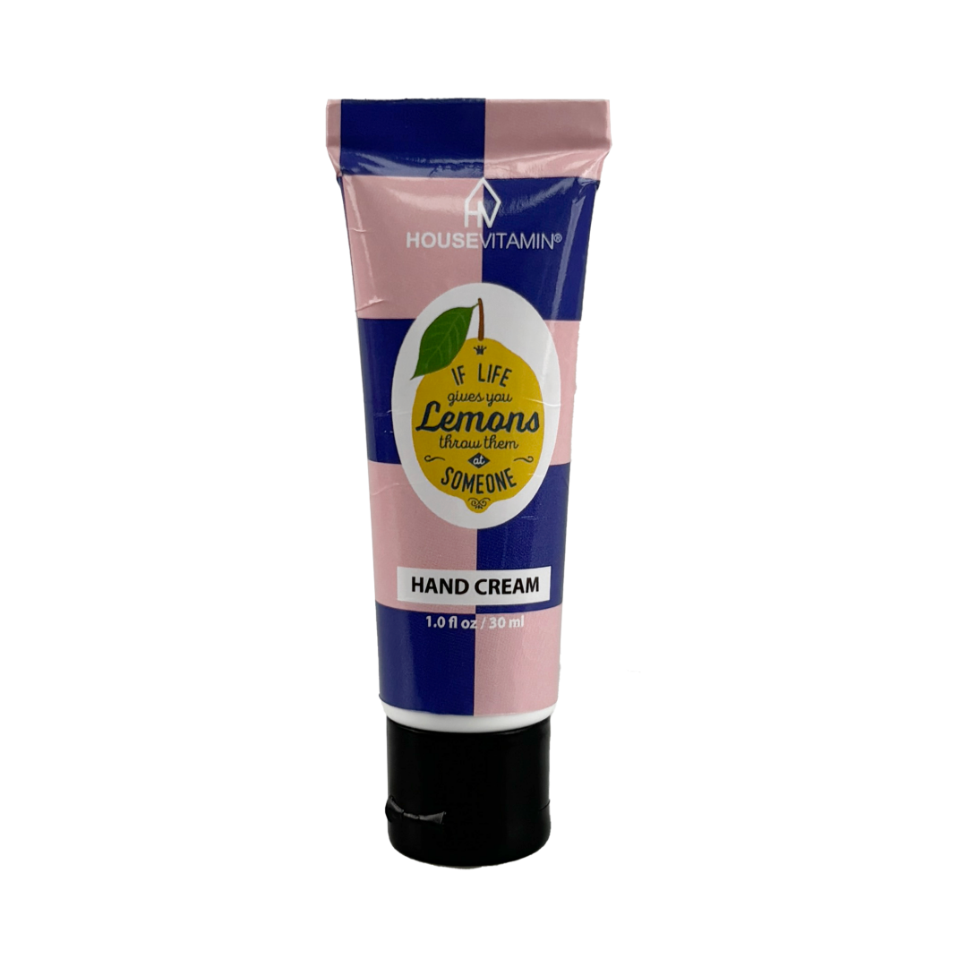 Kleine Tube Handcreme „Zitrone/Bergamotte" von House Vitamin, 30 ml, Vorderseite im rosa-blauen Streifendesign mit Zitronen-Motiv und Spruch ‚If life gives you lemons‘, freigestellt vor weißem Hintergrund – frische Zitrus-Handpflege als humorvolle Geschenkidee