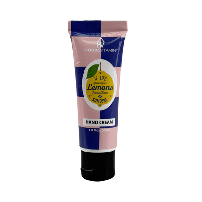 Kleine Tube Handcreme „Zitrone/Bergamotte" von House Vitamin, 30 ml, Vorderseite im rosa-blauen Streifendesign mit Zitronen-Motiv und Spruch ‚If life gives you lemons‘, freigestellt vor weißem Hintergrund – frische Zitrus-Handpflege als humorvolle Geschenkidee