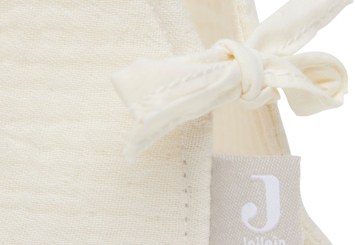 Detailansicht des Bindebands mit Jollein-Markenlabel an der Geburtstagskrone