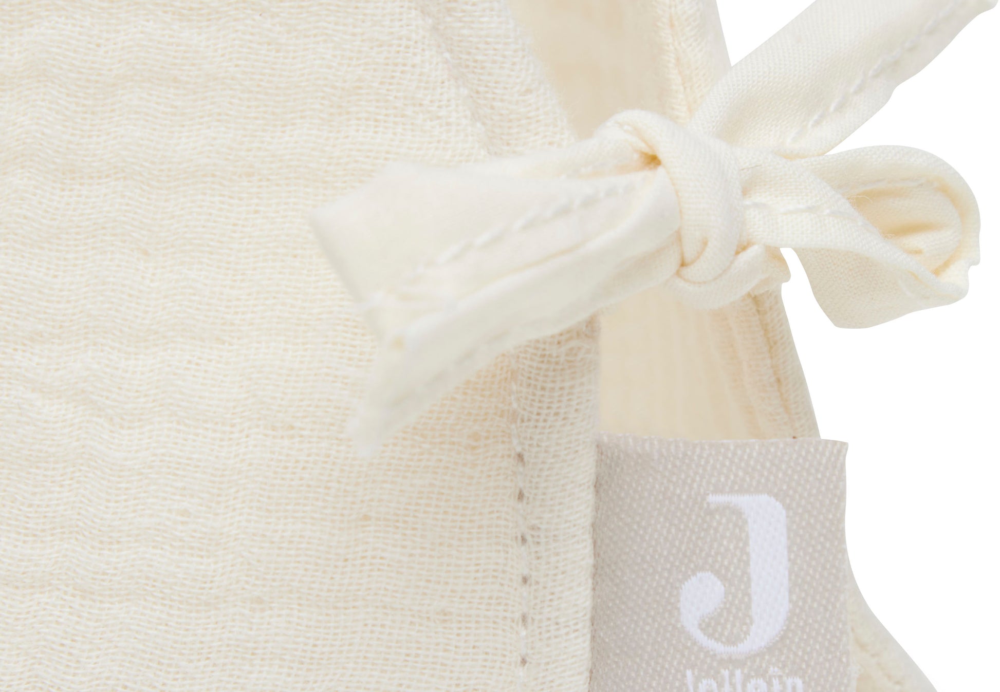 Detailansicht des Bindebands mit Jollein-Markenlabel an der Geburtstagskrone