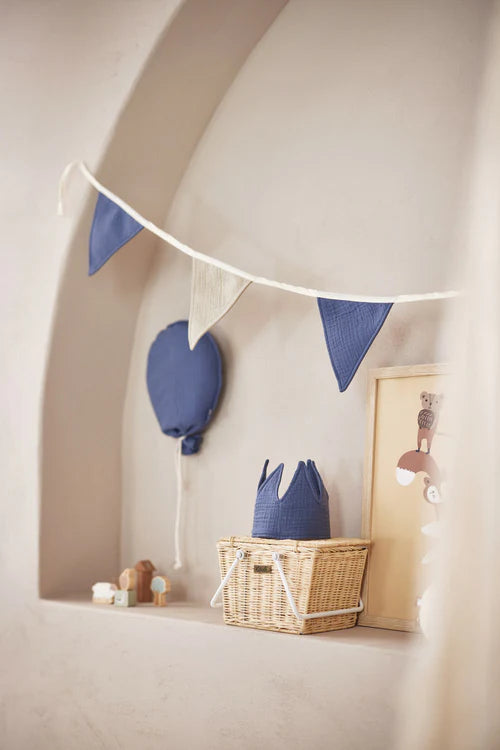 Blauer Jollein Luftballon im Kinderzimmer-Setting mit Wimpelgirlande und Geburtstagskrone – Deko-Idee für die Babyparty