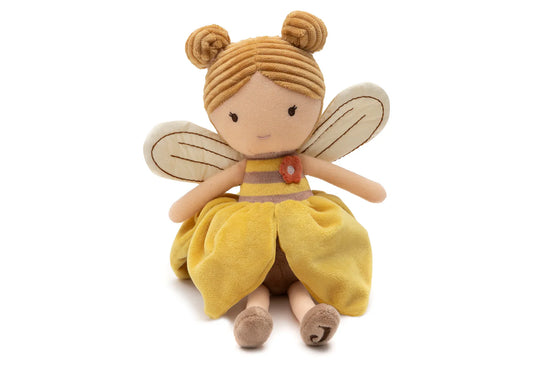 Jollein Stoffpuppe „Bee Lily" sitzend im Bienen-Outfit mit gelbem Kleid und Flügeln – Hauptproduktbild auf weißem Hintergrund bei Burgfrollein