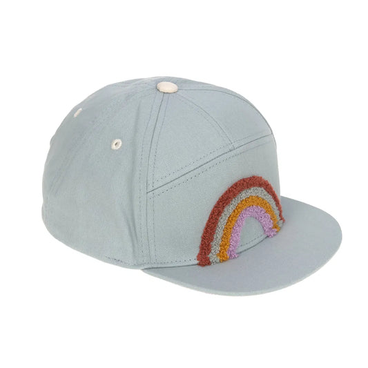 Hellblaue Kinder-Kappe Rainbow mit gesticktem Regenbogen-Motiv von Lässig in der Schrägansicht