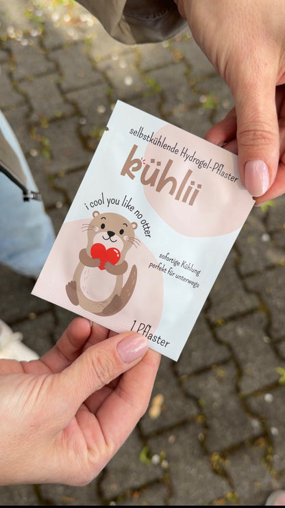 Kühlii Hydrogel-Pflaster im Otterdesign wird im Freien überreicht – selbstkühlend gegen Beulen für unterwegs