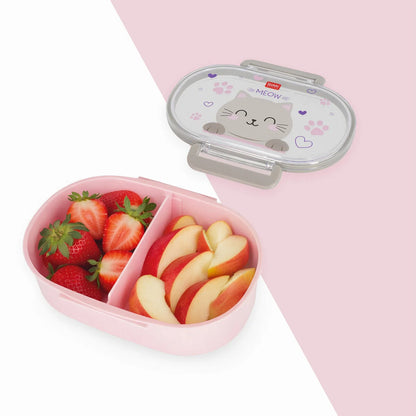 Legami Brotdose Snack & Go Kitty geöffnet mit Erdbeeren und Apfelscheiben befüllt – rosa Lunchbox mit süßem Katzen-Motiv für Kinder zur Einschulung
