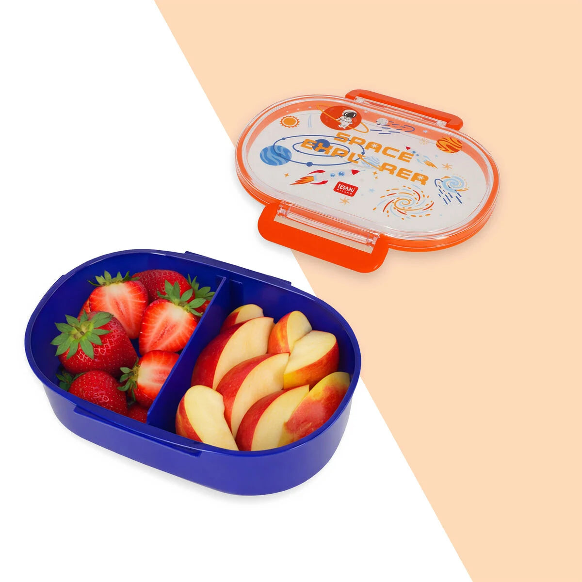 Legami Brotdose Snack & Go Space geöffnet mit Erdbeeren und Apfelscheiben befüllt – Lunchbox mit Weltraum-Motiv für Kinder zur Einschulung