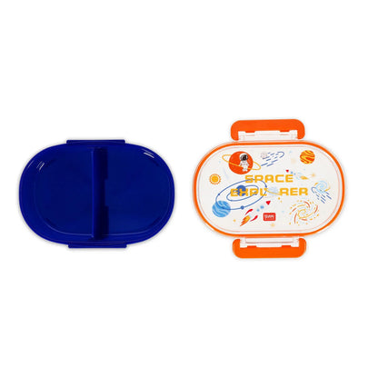 Legami Brotdose Snack & Go Space geöffnet mit blauem Unterteil und Deckel mit Weltraum-Motiv – Lunchbox für Kinder zur Einschulung