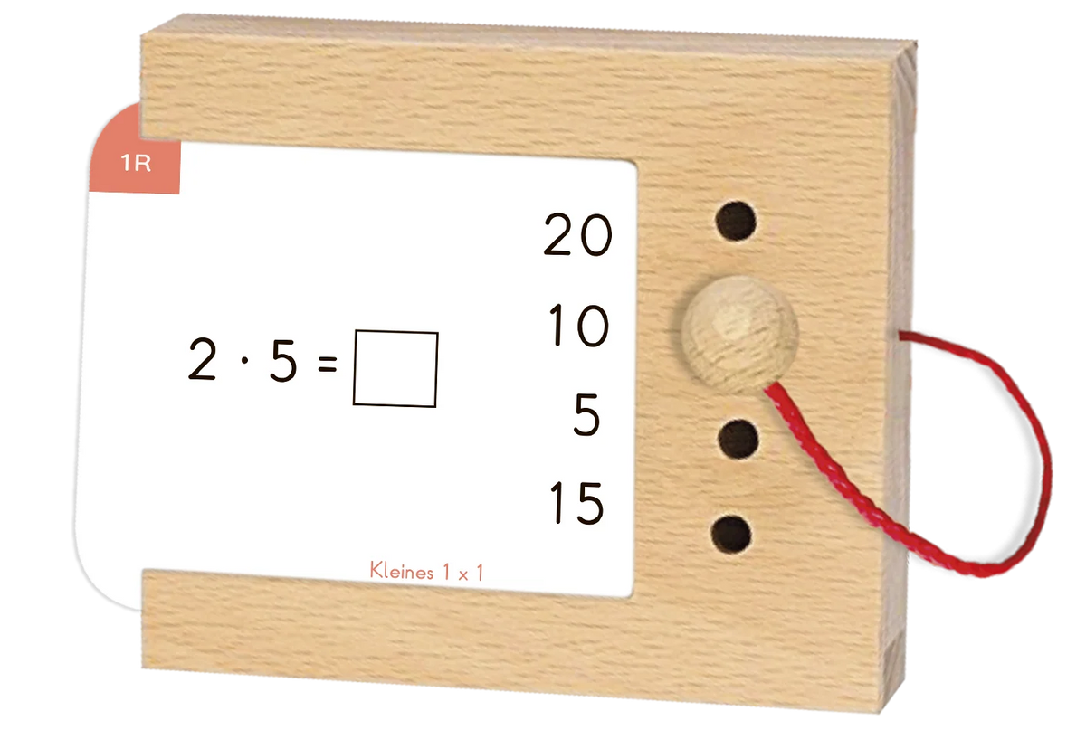 Lochkasten mit Übungskarte aus dem Kartensatz "Kleines 1x1" vom Kölner Lernspielverlag – Rechenaufgabe für die 2. Klasse
