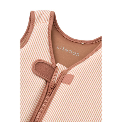 Detailansicht der Liewood Schwimmweste für Kinder in Apricot gestreift mit Logo-Stickerei, Reißverschluss und Klettverschluss bei Burgfrollein