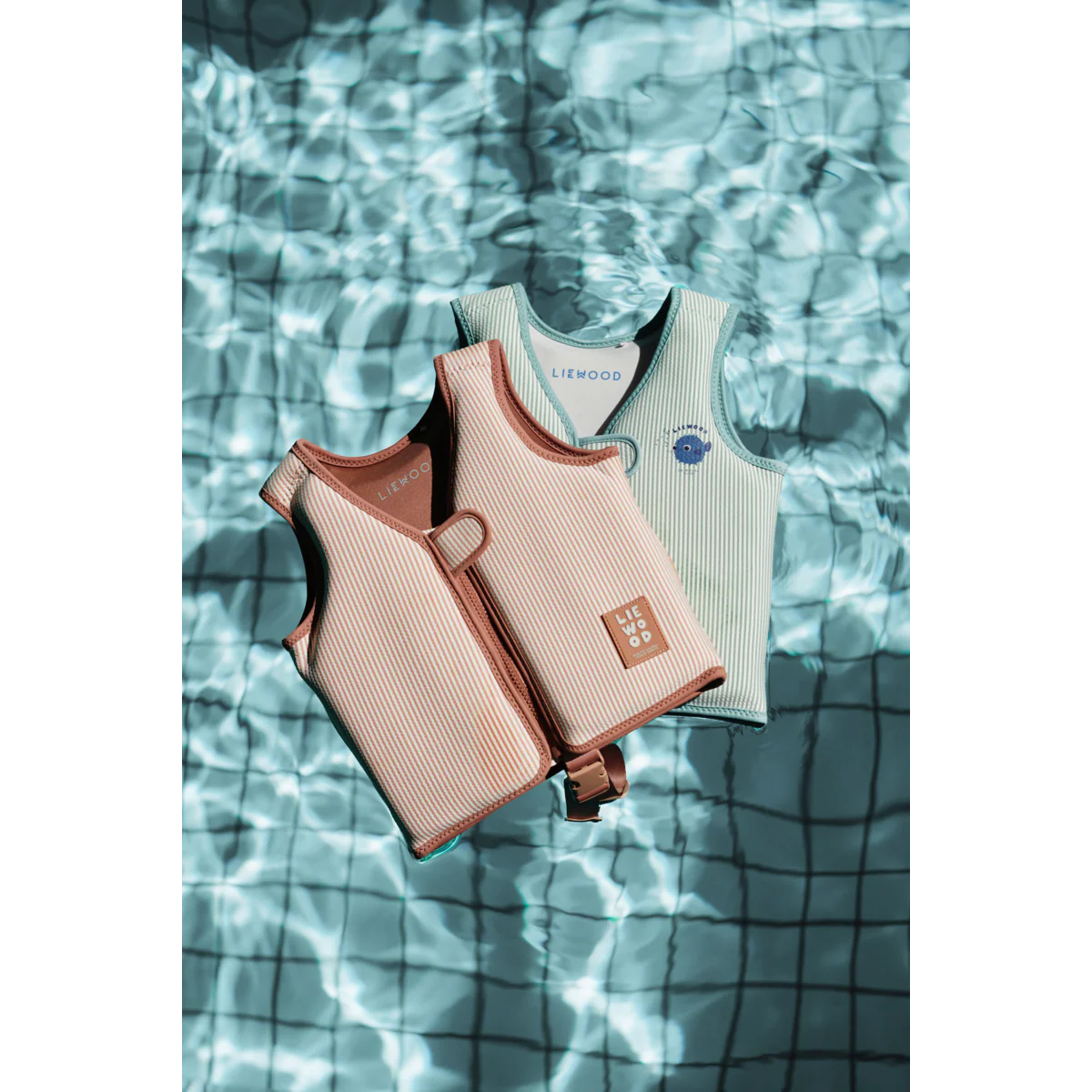 Liewood Schwimmwesten für Kinder in Apricot und Mint mit Kugelfisch-Motiv im Pool – Lifestyle-Aufnahme bei Burgfrollein