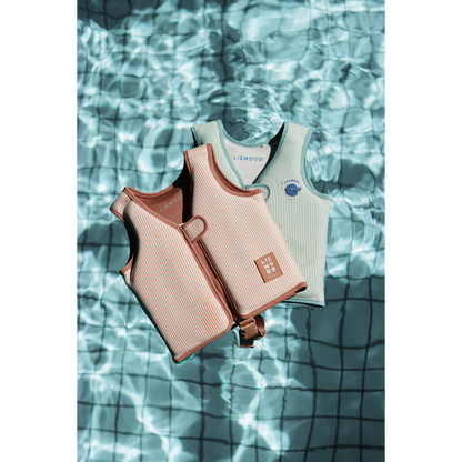 Liewood Schwimmwesten für Kinder in Apricot und Mint mit Kugelfisch-Motiv im Pool – Lifestyle-Aufnahme bei Burgfrollein