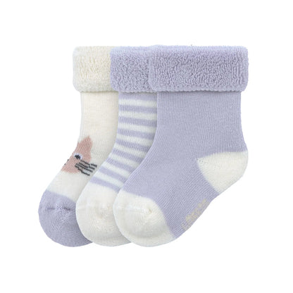 Lila Babysocken „Katze" von Lässig im 3er Set – alle drei Modelle (Katzen-Motiv, Streifen und Uni-Lila) als weiche Terry-Erstlingssöckchen für Babys