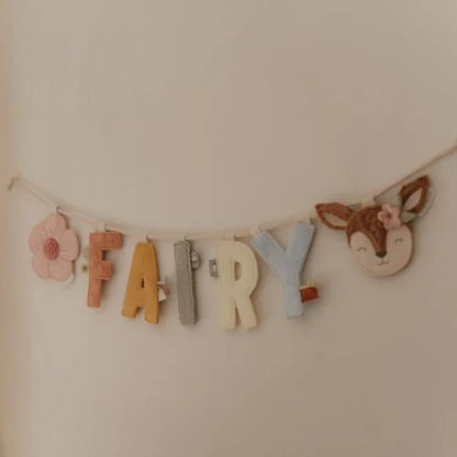 Little Dutch Buchstabengirlande „FAIRY“ mit Reh-Anhänger aus der Forest Friends Kollektion – schöne Kinderzimmerdeko und Geschenkidee zur Geburt oder Taufe