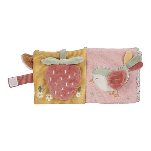 Aufgeklapptes Little Dutch Buggybuch Fairy Garden in Rosa mit Erdbeere auf gelber Seite und Vogel auf rosa Seite – Babybuch für Kinderwagen und Maxi-Cosi bei Burgfrollein
