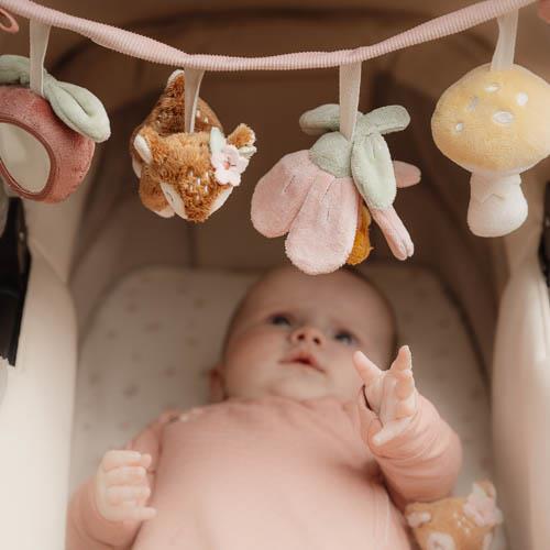 Baby schaut zu den Anhängern der Little Dutch Kinderwagenkette Fairy Garden in Rosa – Babyspielzeug mit Pilz, Blume und Reh zum Befestigen an Kinderwagen und Maxi-Cosi bei Burgfrollein