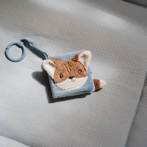 Little Dutch Buggybuch Forest Friends in Blau mit 3D-Fuchskopf, Schwanz und Ring zum Befestigen, auf heller Decke liegend – Babybuch für Kinderwagen und Maxi-Cosi bei Burgfrollein