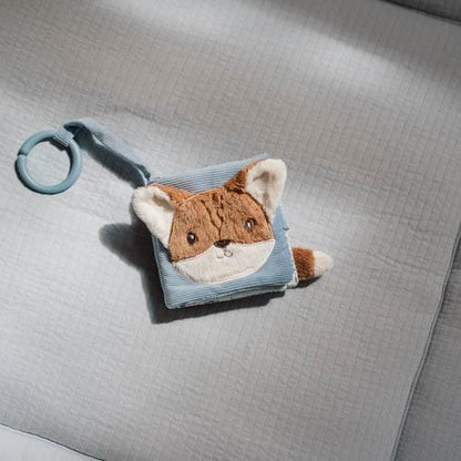 Little Dutch Buggybuch Forest Friends in Blau mit 3D-Fuchskopf, Schwanz und Ring zum Befestigen, auf heller Decke liegend – Babybuch für Kinderwagen und Maxi-Cosi bei Burgfrollein