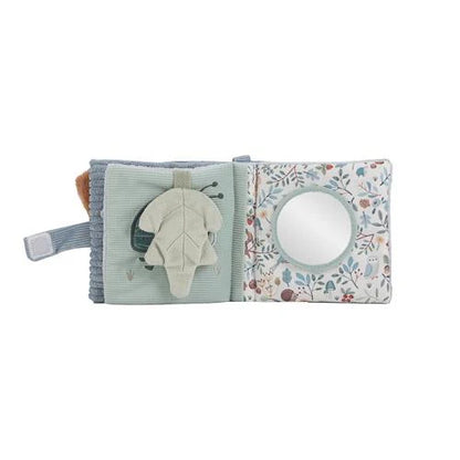Aufgeklapptes Little Dutch Buggybuch Forest Friends in Blau mit Käfer unter Blatt und Spiegel auf floralem Wald-Hintergrund – Babybuch für Kinderwagen und Maxi-Cosi bei Burgfrollein