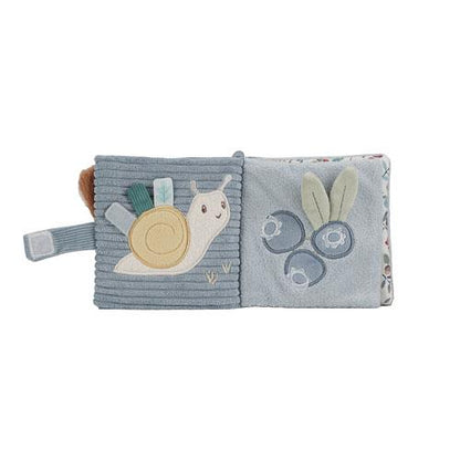 Aufgeklapptes Little Dutch Buggybuch Forest Friends in Blau mit Schnecke, Blaubeeren und Hasenohren-Detail – Babybuch für Kinderwagen und Maxi-Cosi bei Burgfrollein