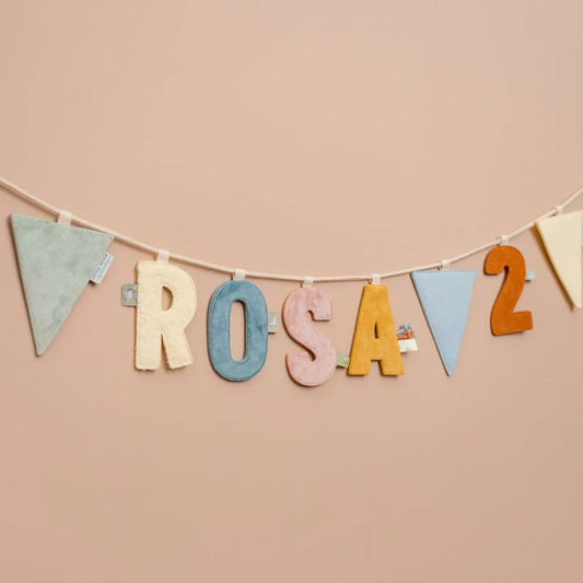 Little Dutch Geburtstagsgirlande mit Buchstaben, Zahlen und Wimpeln für den 2. Geburtstag – individuell kombinierbare Stoff-Girlande für Kinderzimmer und Kindergeburtstag bei Burgfrollein