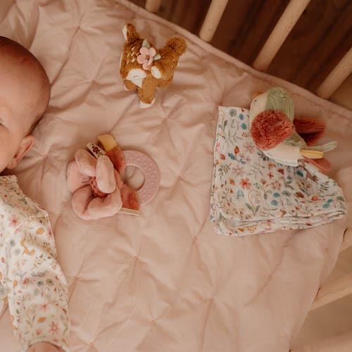 Little Dutch Geschenkset Fairy Garden in Aktion – Baby im Bettchen spielt mit Reh-Kuscheltier, Blumen-Beißring und Vogel-Schmusetuch