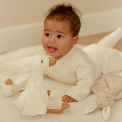 Little Dutch Geschenkset aus der Newborn Naturals Kollektion in Aktion – Baby spielt mit Gans-Kuscheltier, Gans-Rassel und Schmusetuch Hase in Beige