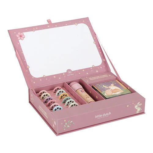 Geöffnete rosa Geschenkbox des Little Dutch Geschichten-Taschenlampen- und Projektor-Sets aus der Fairy Garden Kollektion mit Holz-Taschenlampe, Diascheiben und Geschichtenheften